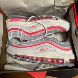 Nike Air Max 97’
White and coral Size 4Y